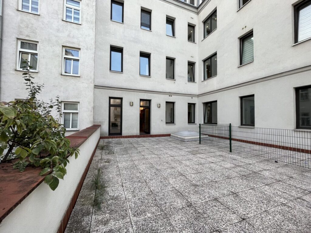 Top aufgeteilte 3 Zimmer Wohnung mit traumhaft sonniger TERRASSE im Innenhof – Bild 3