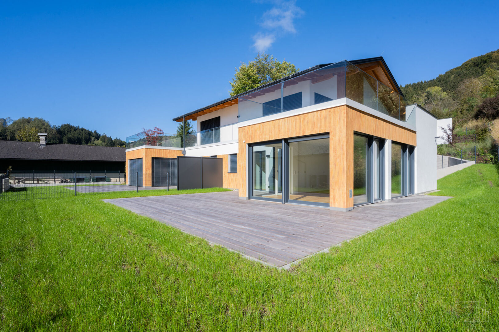 Absoluter 3 Zimmer Gartentraum am Mondsee mit privatem Seezugang | Sofort bezugsfertig! – Bild 1