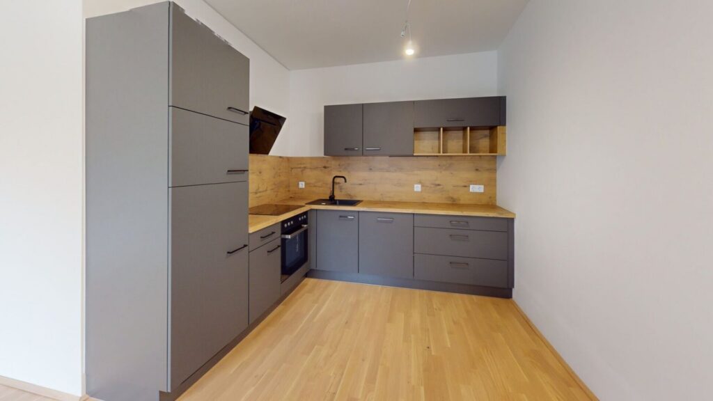 Vermietete Anlegerwohnung – 2-Zimmer-Dachgeschoss mit Balkon & Tiefgarage | STADT.LAND.THAL – Bild 2